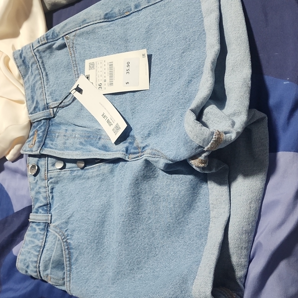 Brand new  womans high rise button fly size 4 denim shorts